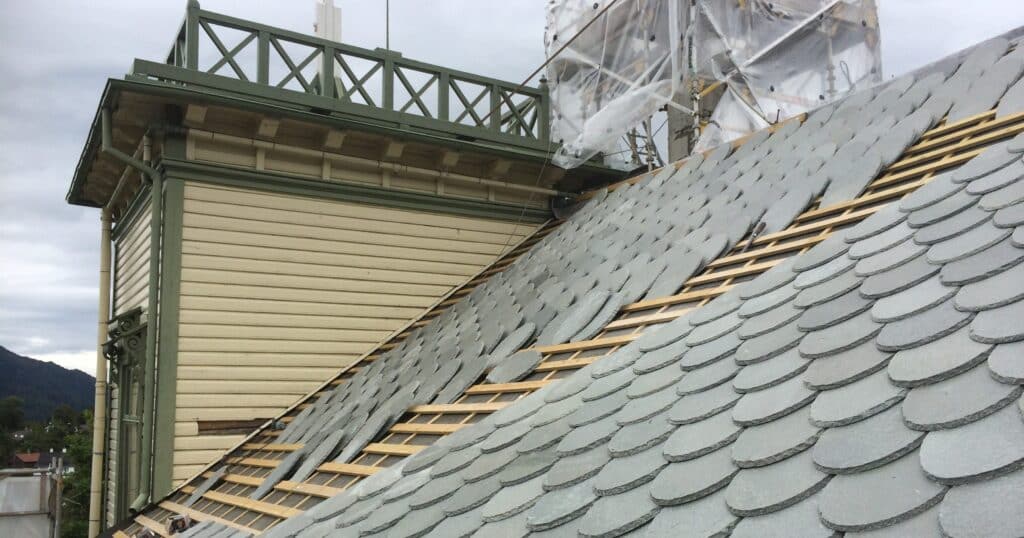 Nytt skifertak legges i Bergen