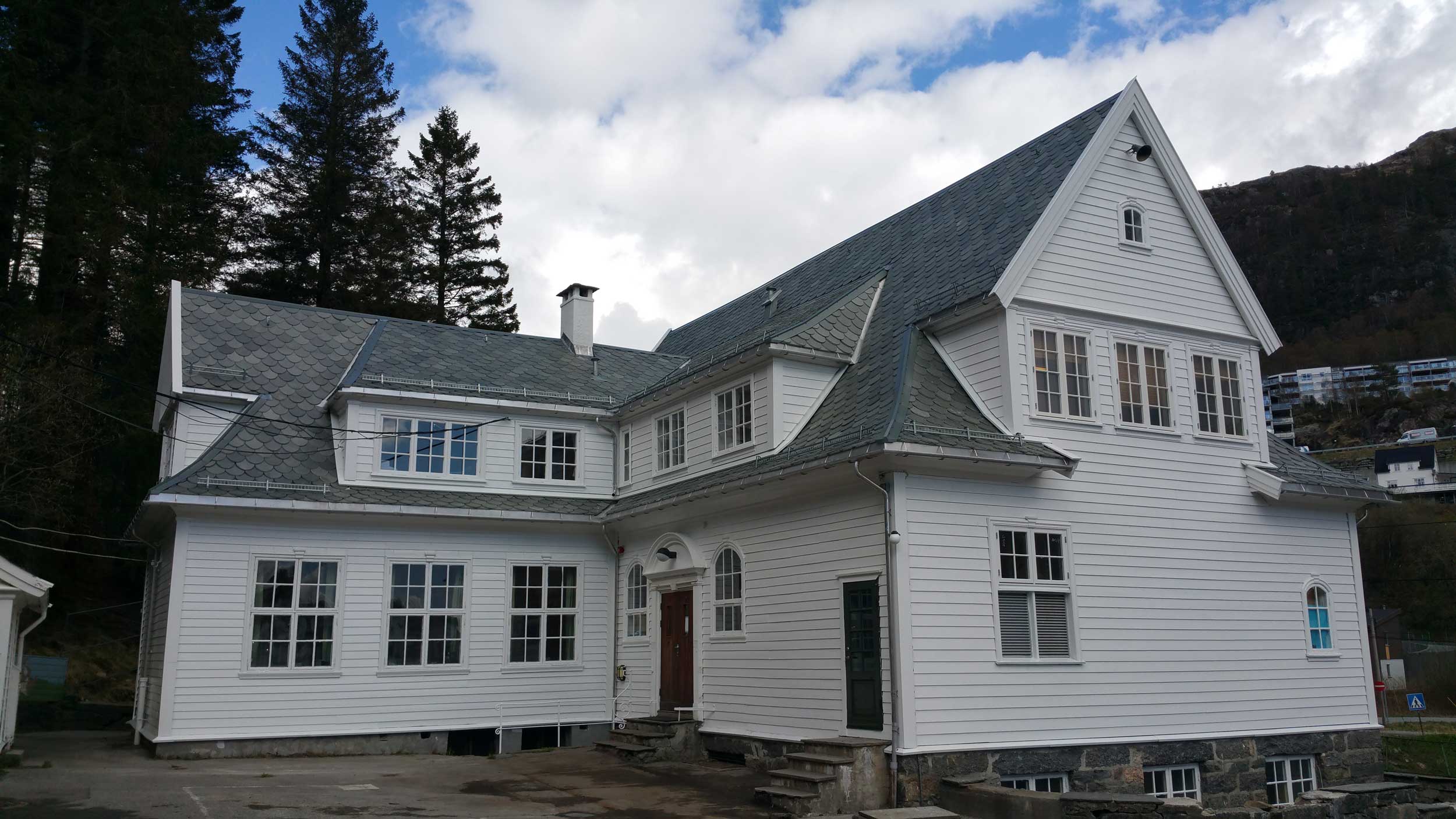 Hus med nytt skifertak