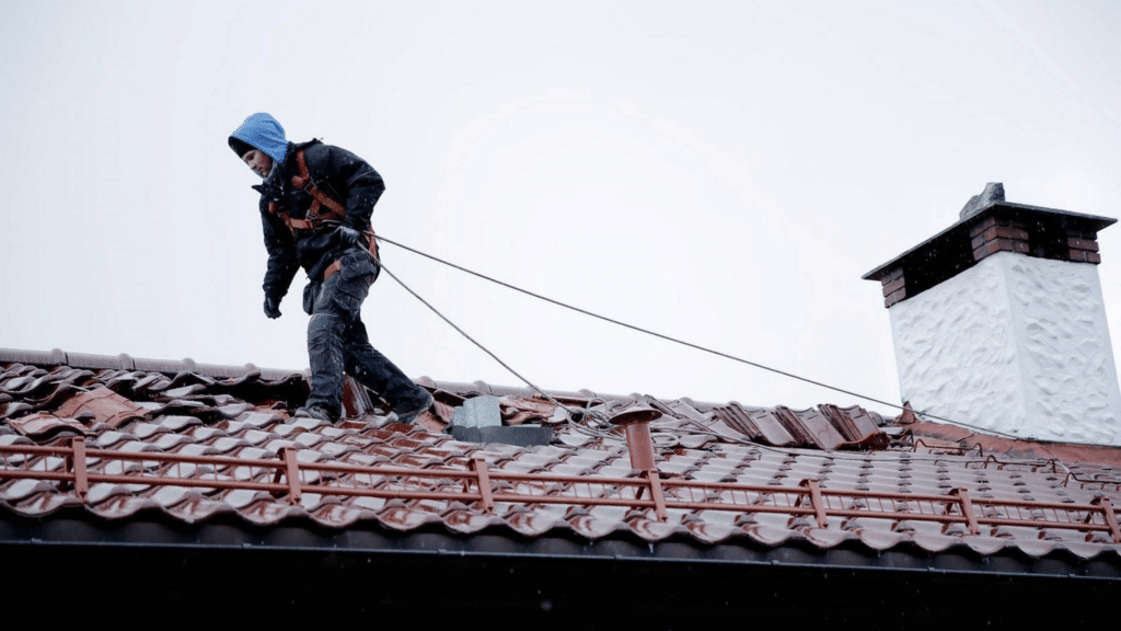 Fana Blikk jobber med lekasje i tak