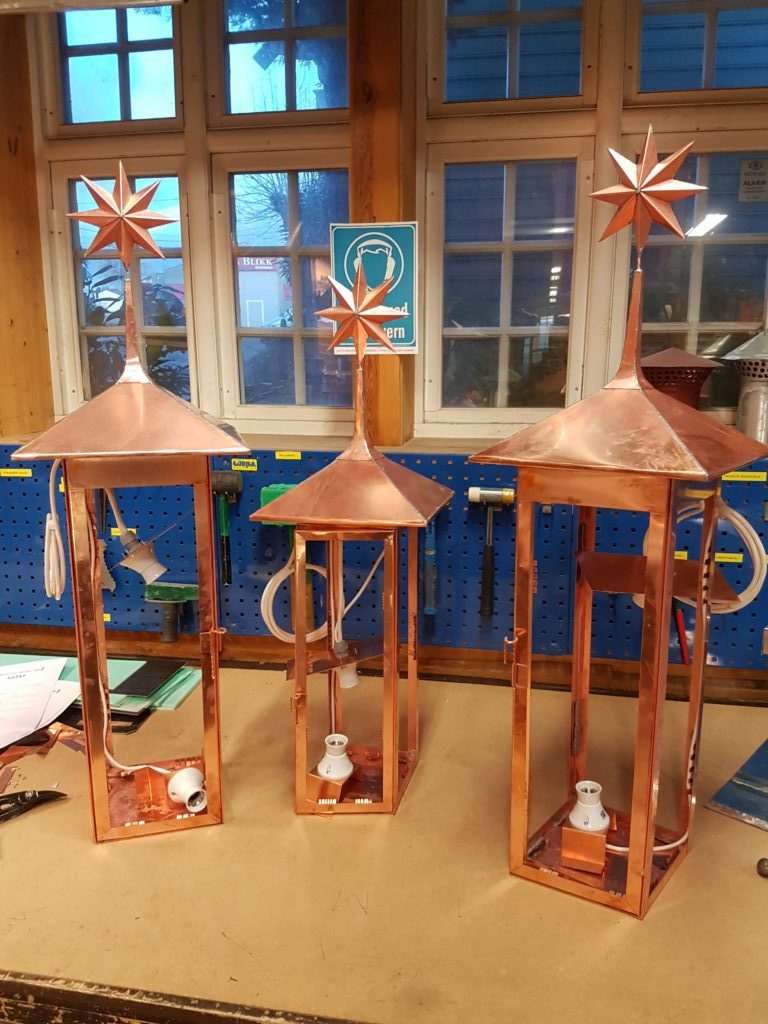 Bildet viser gjenstander som er laget i blikk på vårt verksted