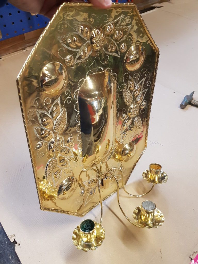 Lysestake laget i blikk på verkstedet