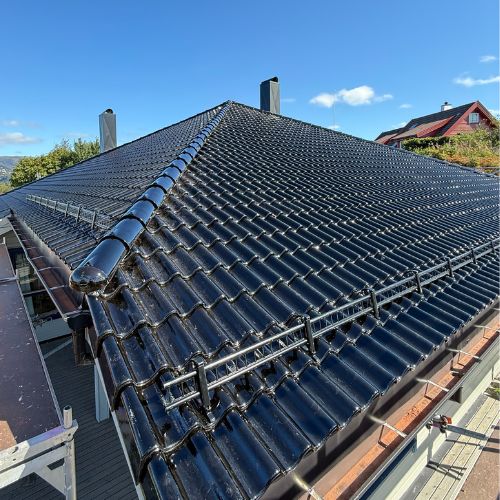 Taktekking, ny pipe og ny takhette.