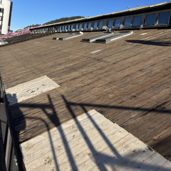 Bildet viser taktekking i prosess, i Møllendalsveien. Her med nye Velux takvinduer.