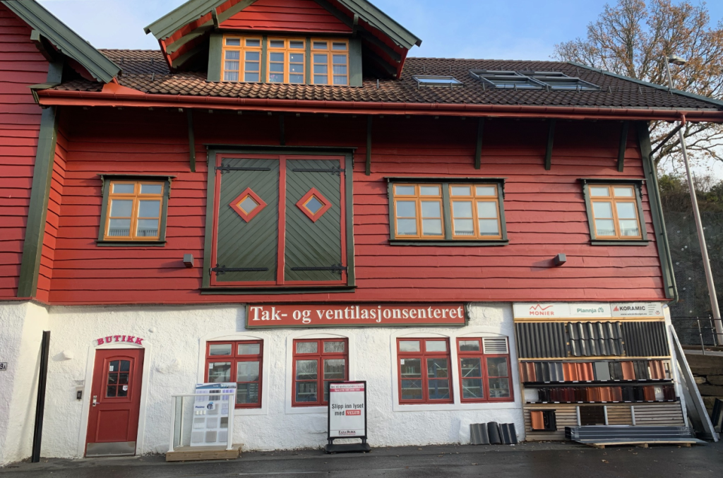 Bildet viser fasade og inngang til Tak og Ventilasjonsbutikken. 