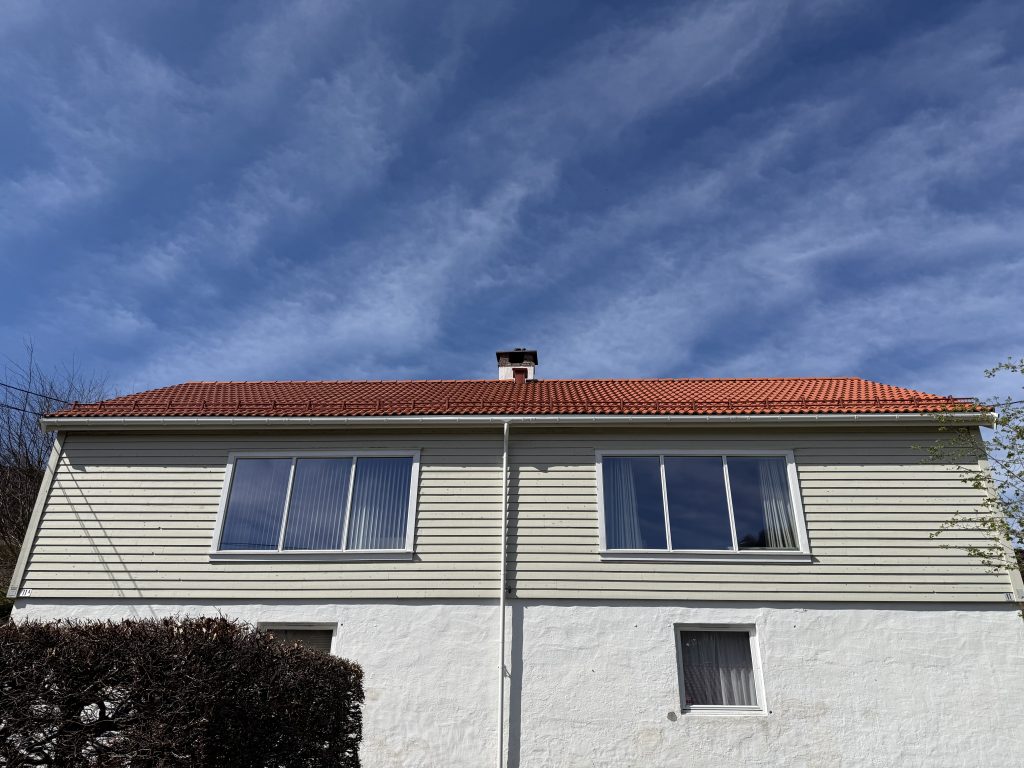 Bildet viser bolig Nattlandsåsen 11, med nye hvite takrenner og nedløp.